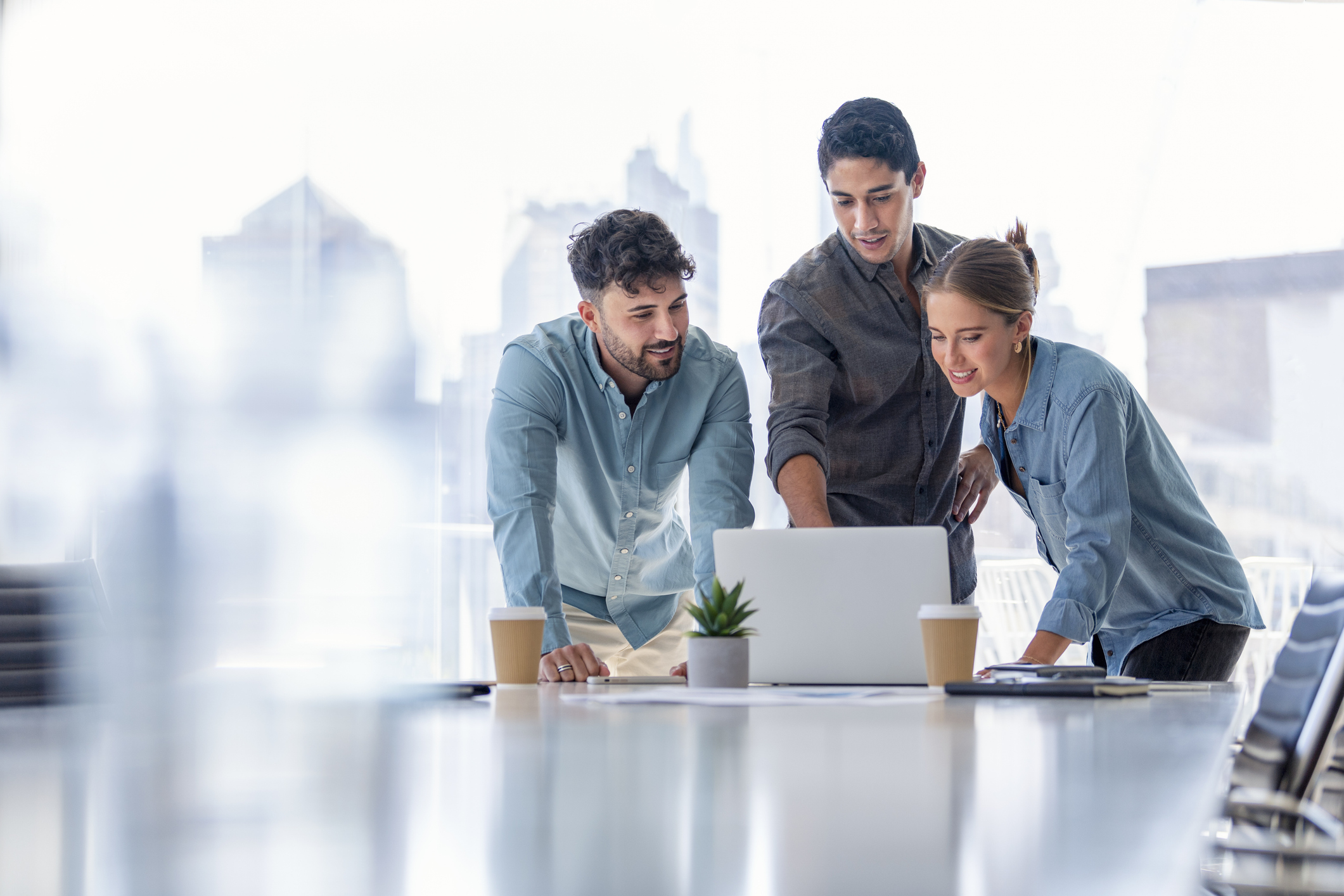 Geschäftsteam bei der Arbeit an einem Laptop-Computer